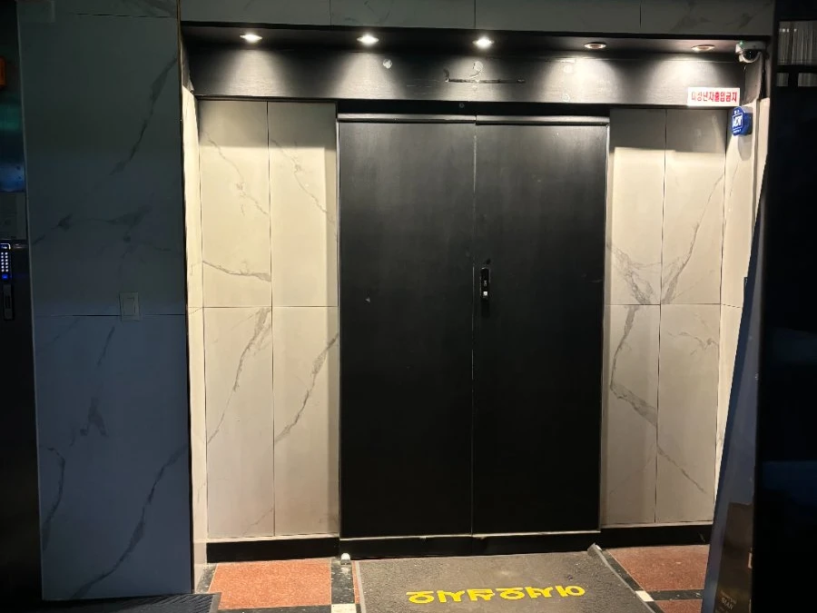 강남 킹스맨 입구